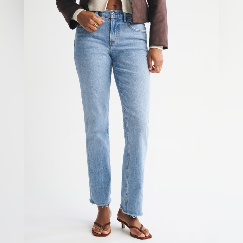 NWT - Abercrombie & Fitch - Curve Love Mid Rise 90s Straight Jean